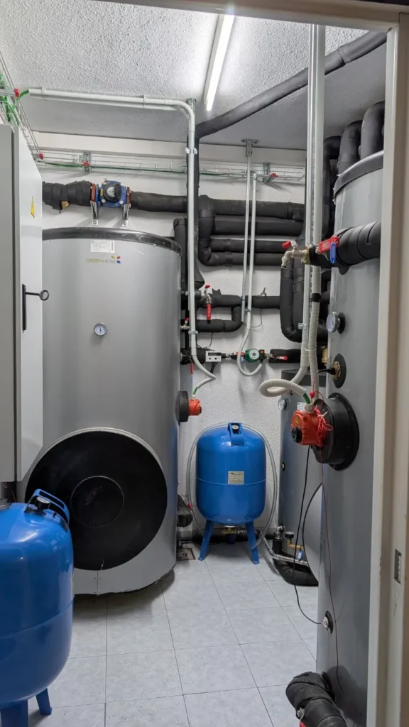 Instalación de aerotermia bomba de calor y suelo radiante (7)