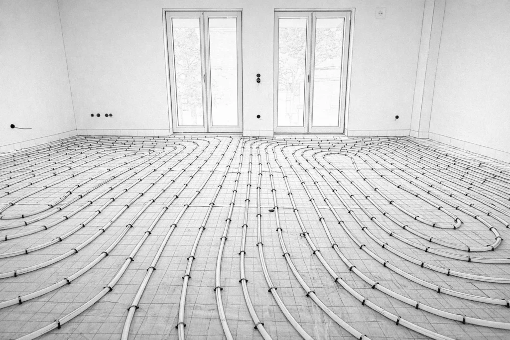 Instalacion de suelo radiante en obra nueva para viviendas y oficinas con aerotermia